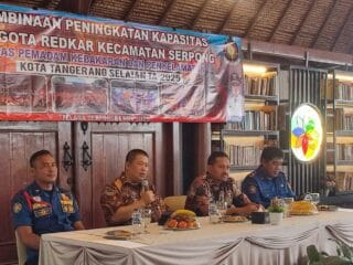 Damkar Tangsel latih Redkar di Serpong untuk perkuat kesiapsiagaan kebakaran dan bekali relawan dengan keterampilan dasar.