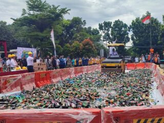 Pemkot Tangsel memusnahkan 13.970 botol miras ilegal hasil operasi Satpol PP sepanjang 2025 sebagai penegakan Perda larangan alkohol.