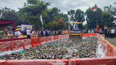Pemkot Tangsel memusnahkan 13.970 botol miras ilegal hasil operasi Satpol PP sepanjang 2025 sebagai penegakan Perda larangan alkohol.
