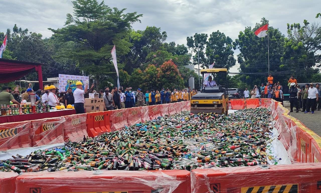 Pemkot Tangsel memusnahkan 13.970 botol miras ilegal hasil operasi Satpol PP sepanjang 2025 sebagai penegakan Perda larangan alkohol.