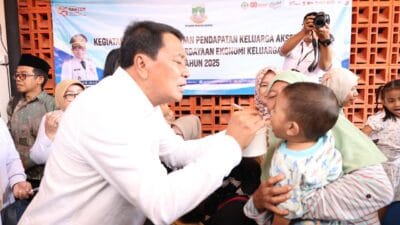 Pemkab Tangerang salurkan bantuan gizi bagi keluarga berisiko stunting melalui program DASHAT untuk mempercepat penurunan kasus stunting.