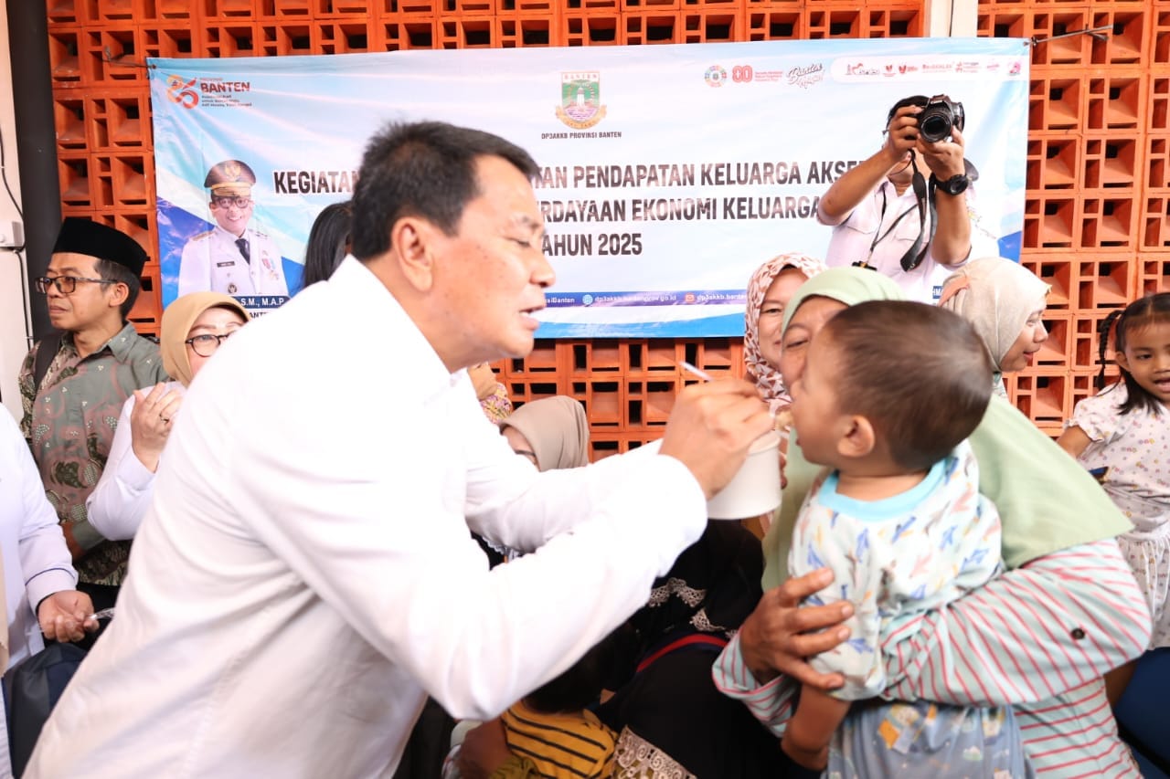 Pemkab Tangerang salurkan bantuan gizi bagi keluarga berisiko stunting melalui program DASHAT untuk mempercepat penurunan kasus stunting.