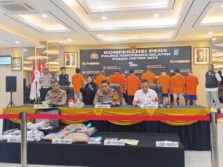 Polres Tangsel ungkap 13 kasus narkoba, amankan 18 tersangka dan ribuan obat terlarang lintas provinsi dengan barang bukti besar.
