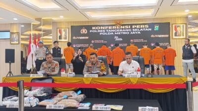 Polres Tangsel ungkap 13 kasus narkoba, amankan 18 tersangka dan ribuan obat terlarang lintas provinsi dengan barang bukti besar.