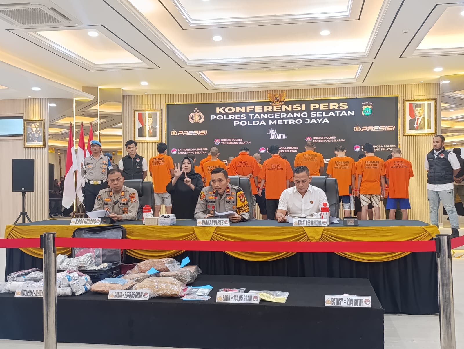Polres Tangsel ungkap 13 kasus narkoba, amankan 18 tersangka dan ribuan obat terlarang lintas provinsi dengan barang bukti besar.