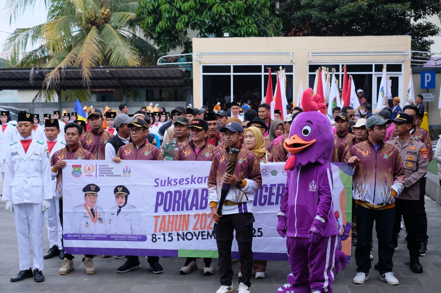 Api semangat PORKAB VI Kabupaten Tangerang resmi berkobar di Kresek, disambut meriah warga dan simbol persatuan antar kecamatan.