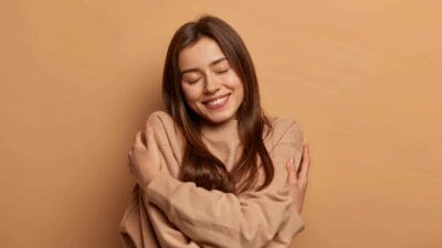 Pelajari pentingnya cinta diri untuk menjaga keseimbangan hidup, meningkatkan kepercayaan diri, dan kesehatan mental.