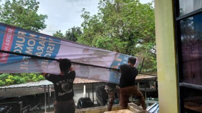Satpol PP Tangsel menertibkan 40 reklame ilegal di Serpong dan Serpong Utara untuk menjaga ketertiban dan estetika kota sesuai Perwal 1/2025.