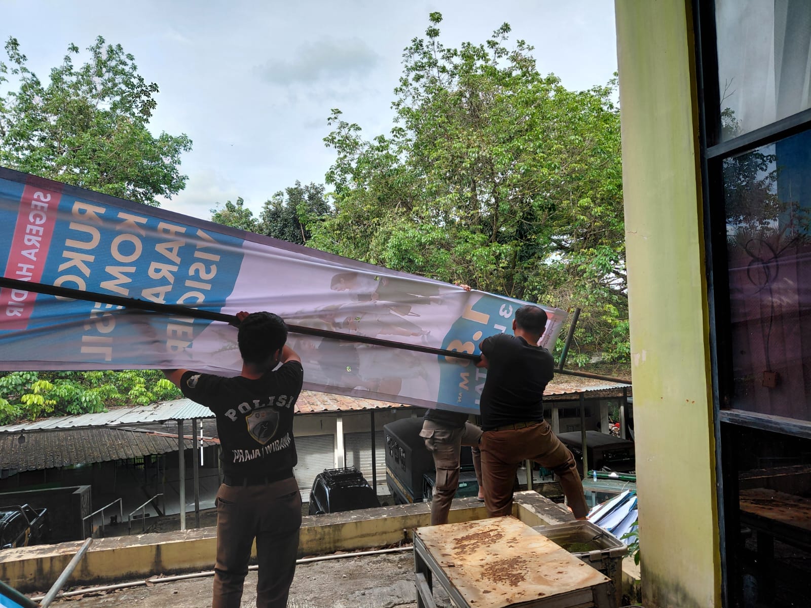 Satpol PP Tangsel menertibkan 40 reklame ilegal di Serpong dan Serpong Utara untuk menjaga ketertiban dan estetika kota sesuai Perwal 1/2025.