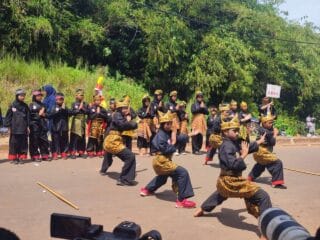 Student Carnaval Tangsel 2025 menghadirkan pelajar dan sanggar seni yang menampilkan ragam seni lokal dalam parade budaya meriah.
