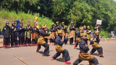 Student Carnaval Tangsel 2025 menghadirkan pelajar dan sanggar seni yang menampilkan ragam seni lokal dalam parade budaya meriah.