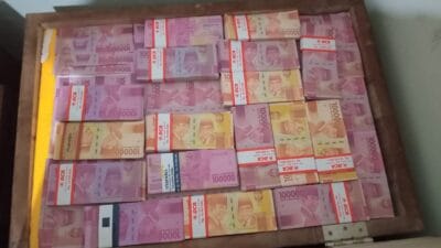 Polda Banten ungkap sindikat uang palsu, sita ribuan rupiah dan dolar. Polisi tangkap dua pelaku, ancam hukuman hingga 15 tahun.