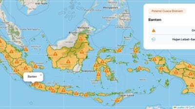 Polda Banten imbau warga waspada cuaca ekstrem hari ini, hujan lebat, angin kencang, dan petir. Ikuti tips keselamatan BMKG.