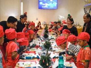 Atria Hotel Gading Serpong gelar Christmas Tree Lighting 2025 & kegiatan sosial untuk anak panti, penuh keceriaan & kasih.