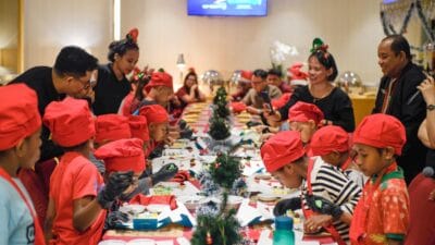 Atria Hotel Gading Serpong gelar Christmas Tree Lighting 2025 & kegiatan sosial untuk anak panti, penuh keceriaan & kasih.