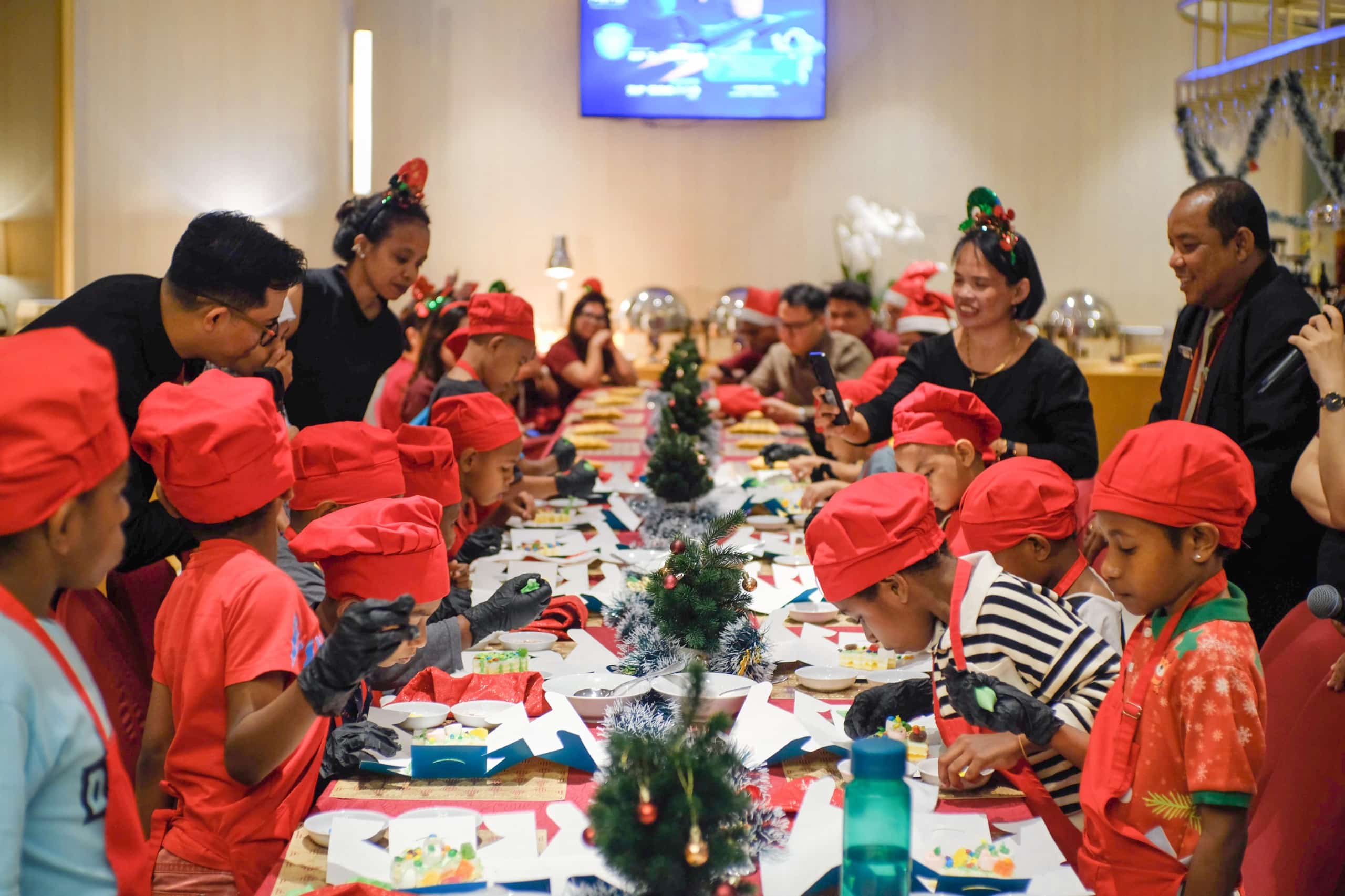 Atria Hotel Gading Serpong gelar Christmas Tree Lighting 2025 & kegiatan sosial untuk anak panti, penuh keceriaan & kasih.