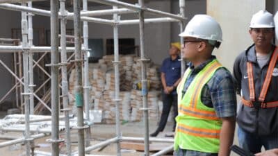 GSG Pamulang dibangun 80%, ditinjau Pilar Saga Ichsan. Target selesai akhir tahun dengan fasilitas aula, perpustakaan, dan olahraga.