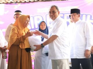 PERUMDAM TKR menyalurkan 250 sambungan air bersih gratis dan sembako bagi warga terdampak TPA Jatiwaringin, Kabupaten Tangerang.