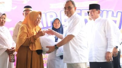 PERUMDAM TKR menyalurkan 250 sambungan air bersih gratis dan sembako bagi warga terdampak TPA Jatiwaringin, Kabupaten Tangerang.