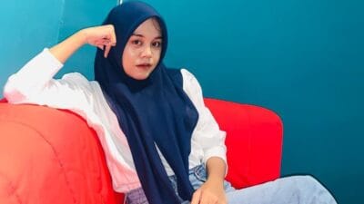 Globalisasi memengaruhi nilai dan identitas sosial masyarakat Indonesia melalui budaya global, media sosial, dan proses adaptasi nilai lokal.