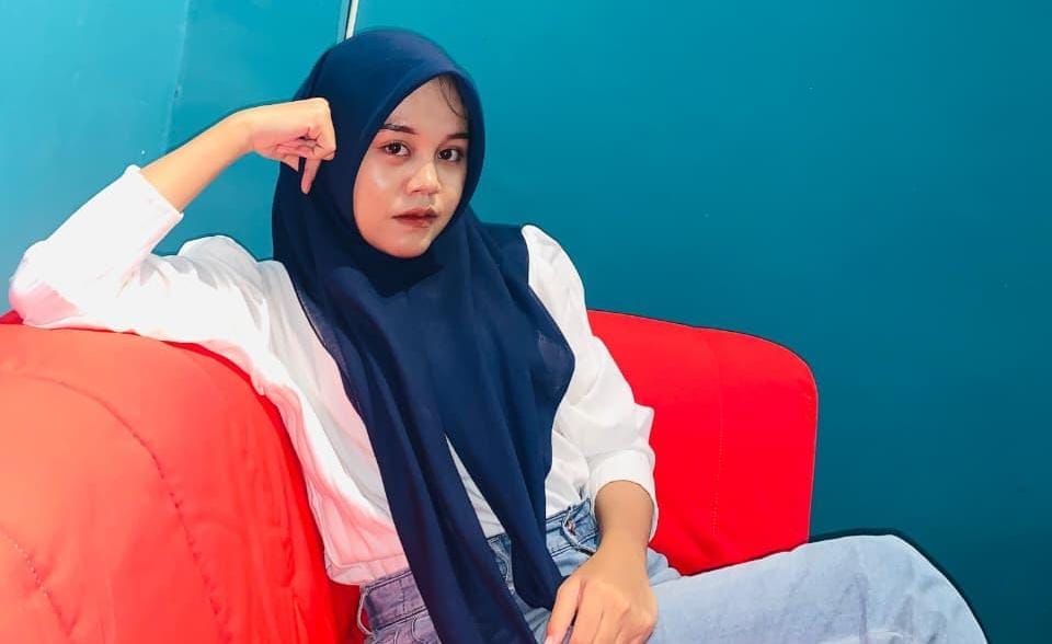 Globalisasi memengaruhi nilai dan identitas sosial masyarakat Indonesia melalui budaya global, media sosial, dan proses adaptasi nilai lokal.