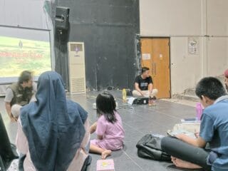 TBM Rumah Dunia konsisten membina generasi muda Banten melalui kelas menulis dan kegiatan literasi sejak 2002.