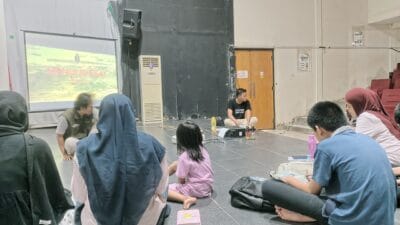 TBM Rumah Dunia konsisten membina generasi muda Banten melalui kelas menulis dan kegiatan literasi sejak 2002.