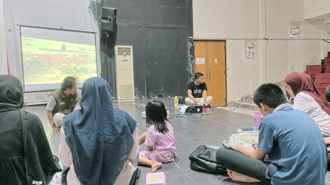 TBM Rumah Dunia konsisten membina generasi muda Banten melalui kelas menulis dan kegiatan literasi sejak 2002.