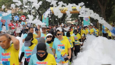 Ribuan peserta meriahkan Tangsel Color Bubble Run 2025 di BSD. Ajang HUT ke-17 Tangsel ini mengajak warga hidup sehat lewat lari penuh warna.