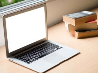 Evolusi komputer dari mainframe hingga ultrabook menandai lompatan teknologi yang membentuk cara manusia bekerja dan hidup di era digital.