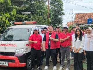 Abraham Garuda Laksono melepas relawan dan ambulans dari Tangerang ke Sumatra–Aceh untuk membantu korban bencana.