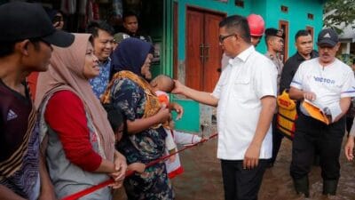 Gubernur Banten tinjau banjir Serang, fokus bantu warga dan normalisasi Sungai Cikalumpa untuk cegah luapan air.
