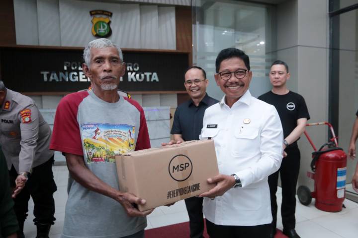 Pemkot, Polres, dan MSP menyalurkan 1.000 paket bantuan pangan untuk memperkuat kepedulian serta solidaritas warga Kota Tangerang.