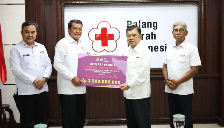 Pemkab Tangerang menyalurkan donasi Rp1,5 miliar melalui PMI untuk membantu korban banjir bandang dan longsor di Sumatera.