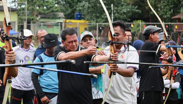 Bupati Tangerang membuka Kejuaraan Panahan Bupati Cup 2025 yang diikuti 300 atlet sebagai ajang pembinaan dan penjaringan bibit berprestasi.