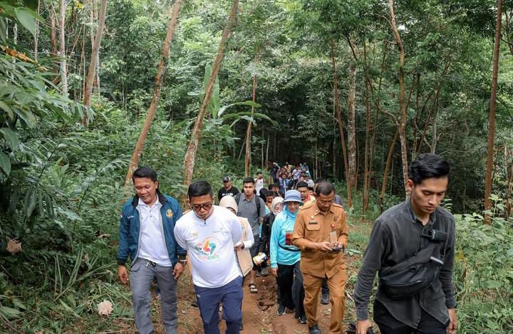 Pemprov Banten meninjau perbaikan akses jalan ke Curug Cimanggung untuk mendukung pengembangan wisata dan ekonomi warga.