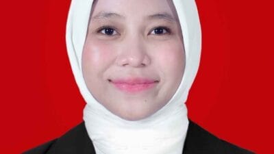 Opini tentang krisis literasi informasi mahasiswa di era digital, menyoroti peran bahasa dan pola pikir kritis dalam memahami media.