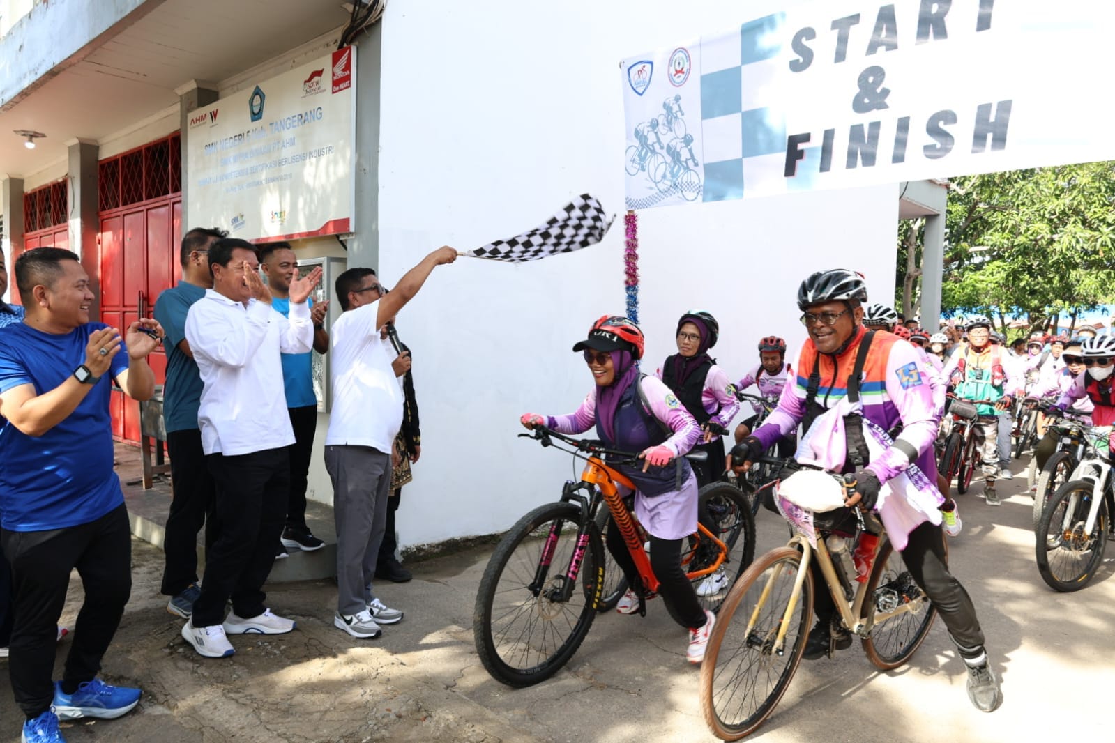 Bupati Tangerang dan Gubernur Banten membuka Fun Bike Kolaborasi Gemilang di Mauk untuk mendorong wisata desa dan UMKM.