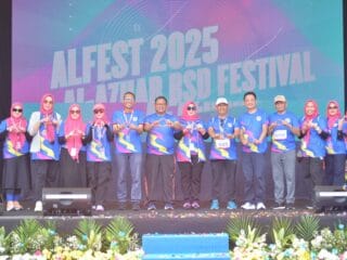 Ribuan keluarga Al-Azhar meriahkan FUNWALK ALFEST 2025 di Tangsel, penuh kebersamaan, kepedulian sosial, dan hiburan.