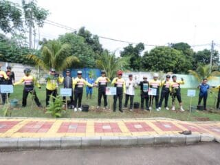 Pemkot Tangerang menggelar gowes dan penanaman pohon untuk menyambut Bulan Menanam Pohon Nasional serta meninjau pembangunan RSUD baru.