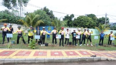 Pemkot Tangerang menggelar gowes dan penanaman pohon untuk menyambut Bulan Menanam Pohon Nasional serta meninjau pembangunan RSUD baru.