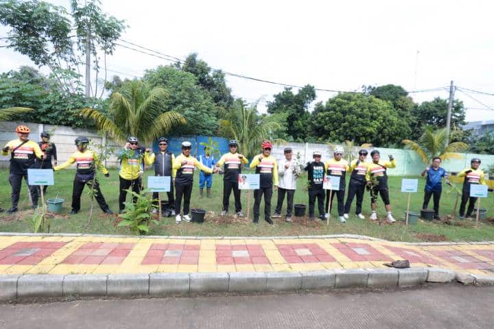 Pemkot Tangerang menggelar gowes dan penanaman pohon untuk menyambut Bulan Menanam Pohon Nasional serta meninjau pembangunan RSUD baru.