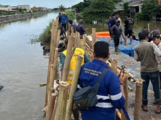Pemkot Tangerang menyiagakan 800 personel, ratusan pompa dan alat berat untuk mengantisipasi banjir jelang puncak musim hujan akhir tahun.