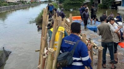 Pemkot Tangerang menyiagakan 800 personel, ratusan pompa dan alat berat untuk mengantisipasi banjir jelang puncak musim hujan akhir tahun.