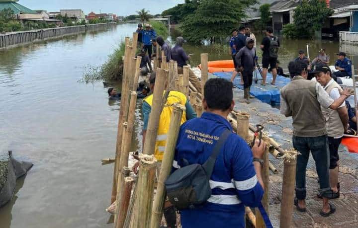 Pemkot Tangerang menyiagakan 800 personel, ratusan pompa dan alat berat untuk mengantisipasi banjir jelang puncak musim hujan akhir tahun.