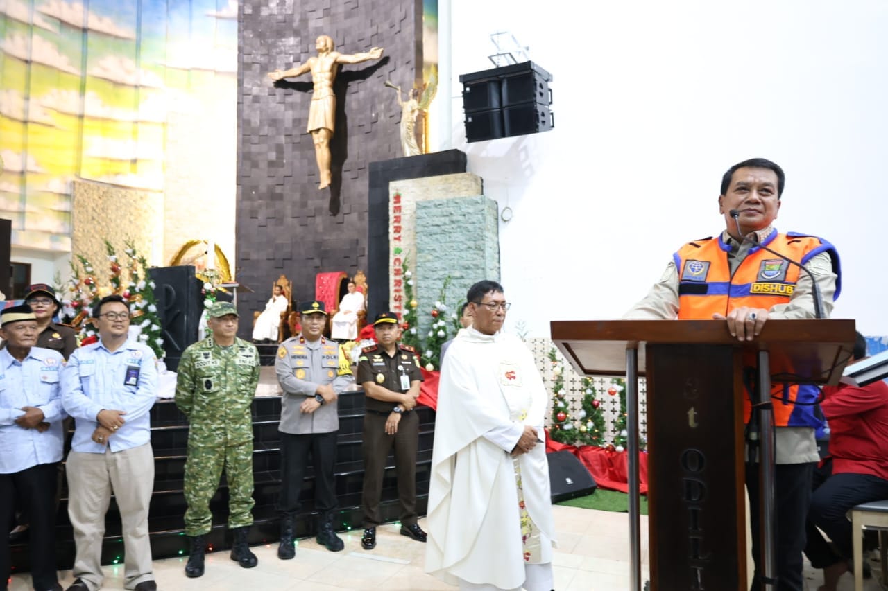 Bupati Tangerang memantau Malam Natal 2025 di sejumlah gereja untuk memastikan pengamanan Forkopimda berjalan aman dan kondusif.