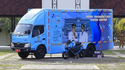 Bupati Tangerang meluncurkan mobil training servis motor untuk mendekatkan pelatihan kerja dan meningkatkan keterampilan warga.