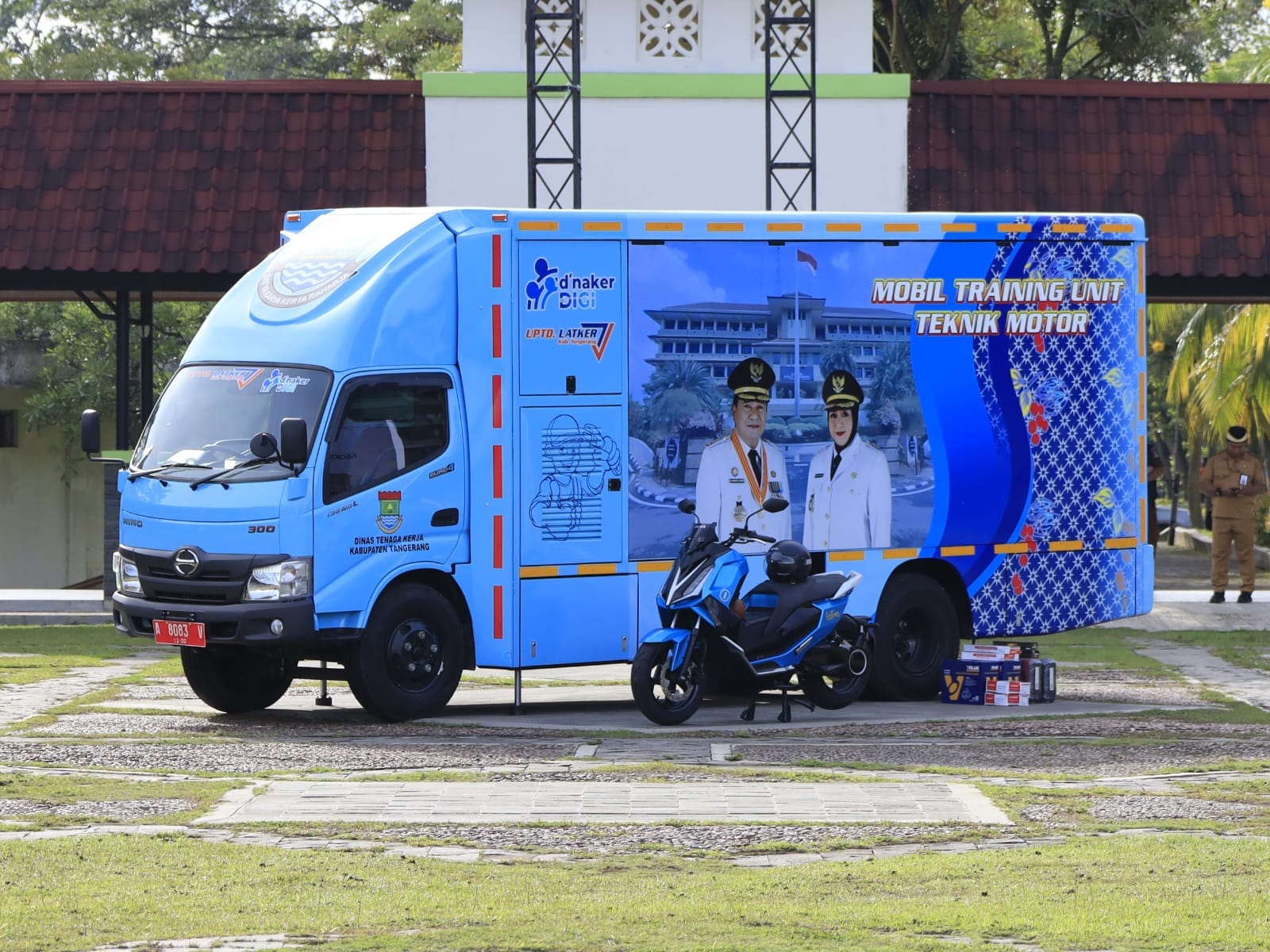 Bupati Tangerang meluncurkan mobil training servis motor untuk mendekatkan pelatihan kerja dan meningkatkan keterampilan warga.