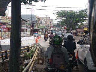 Pembangunan jalan beruntun di Tangerang memicu kemacetan panjang dan keresahan warga akibat minimnya pengaturan lalu lintas.