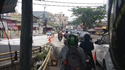 Pembangunan jalan beruntun di Tangerang memicu kemacetan panjang dan keresahan warga akibat minimnya pengaturan lalu lintas.